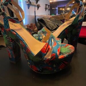 JustFab Tropical Print Wedge Sz 10